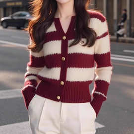 高级感酒红色条纹针织开衫上衣女2025秋冬新款气质小香风毛衣外套