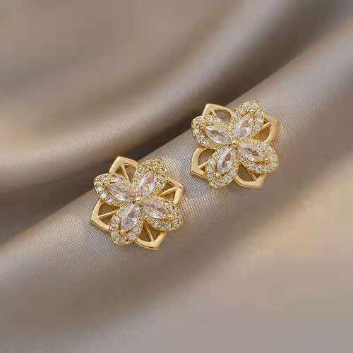 Rotating four-leaf flower earrings  Internet celebrity fashion temperament women's earrings exquisite versatile personalized earrings