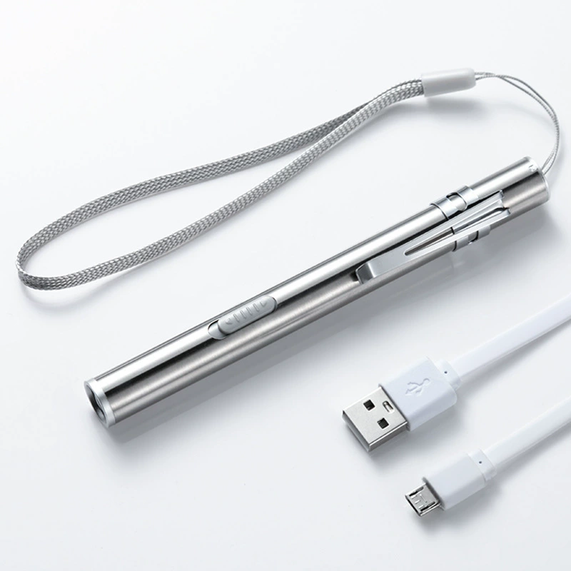 Медсестра зрачок лампа ручка доктор использует детское утреннее обследование