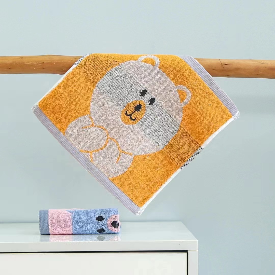 Manufacturers sell 32 strands of colored yarn Jacquard cartoon animals 25 small square towel kindergarten school wipe mouth hook four square towel