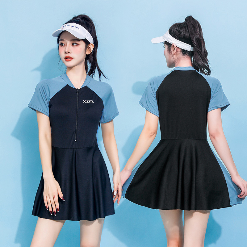 Traje de baño de talla grande para mujer, nuevo estilo, de una pieza, con bloques de color, estilo falda, adelgazante para mujeres ligeramente gorditas, adecuado para vacaciones, aguas termales y deportes, venta al por mayor.