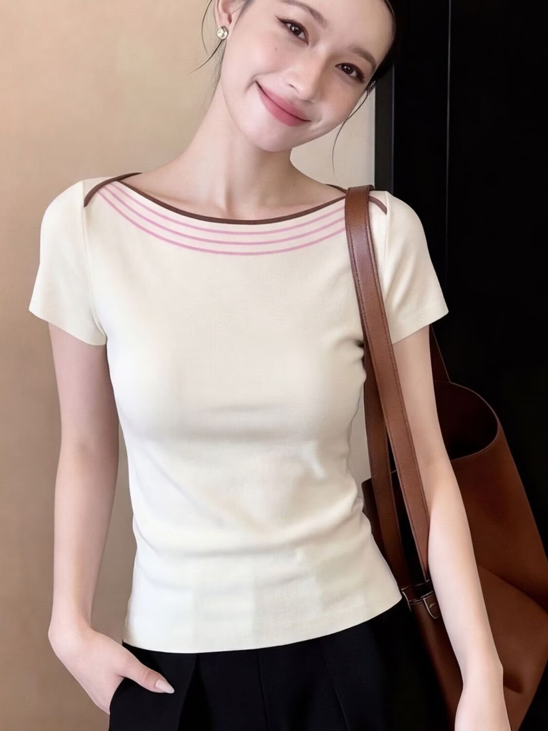 Áo thun ngắn tay nữ cổ tròn phong cách Hàn Quốc, thiết kế ôm eo tôn dáng — màu trắng