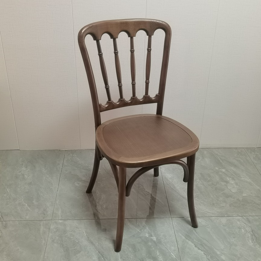 Napoleón - color melocotón - sentado en madera