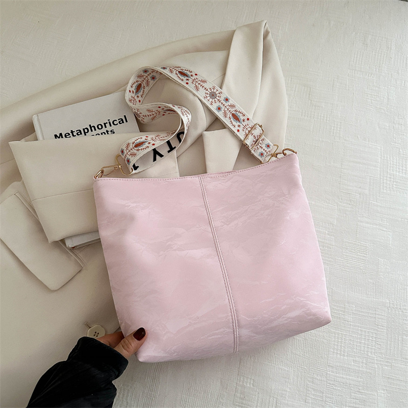 Textura simple de gran capacidad 2024, nuevo nicho de verano de moda bolsas de cubo de agua, mochila casual versátil