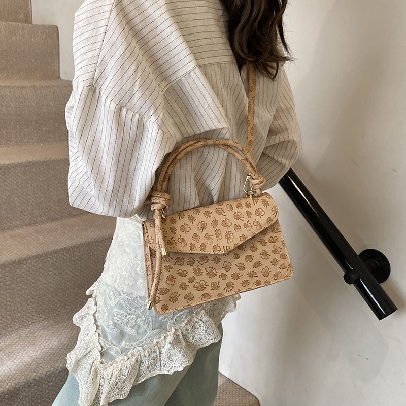 2025 nuevo bolso de diseño de nicho de moda bolso de mensajero de textura femenina bolso cuadrado pequeño retro bolso de mensajero de niña simple y versátil