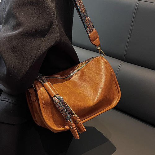 Trendy Women's Bag for Foreign Trade, 2024 Summer New Arrival, Fashionable Wide-Strap Crossbody Bag, Niche Internet-Famous Pillow-Shaped Women's Bag
