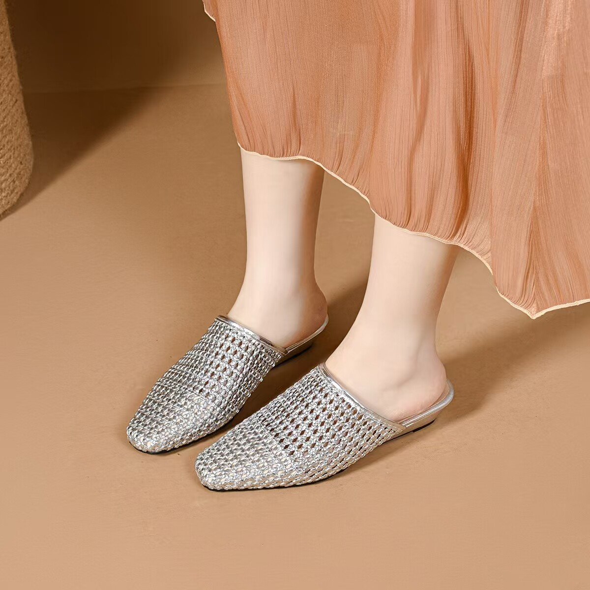 Dép sandal nữ da mềm mũi tròn quai chữ V đế bệt chống trượt — màu trắng ngà