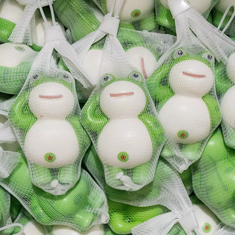 爆款敬礼青蛙手办潮玩公仔解压神器捏捏乐儿童小玩具摆摊批发工厂