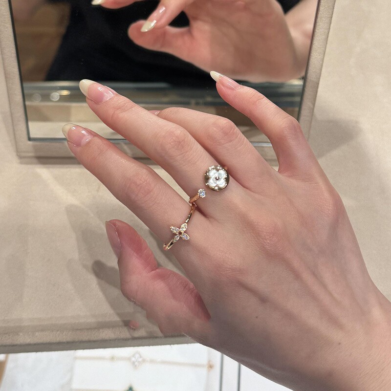 French-Style Light Luxury High-End Sparkling Diamond Flower Ring for Women, Simple and Elegant Niche Design Index Finger Ring with a High-End Feel French-Style Light Luxury High-End Sparkling Diamond Flower Ring for Women, Simple and Elegant Niche Design Index Finger Ring with a High-End Feel