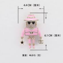 25B新款小香风粉黑色珐琅机器人双C胸针香奶奶个性高级感人偶胸饰