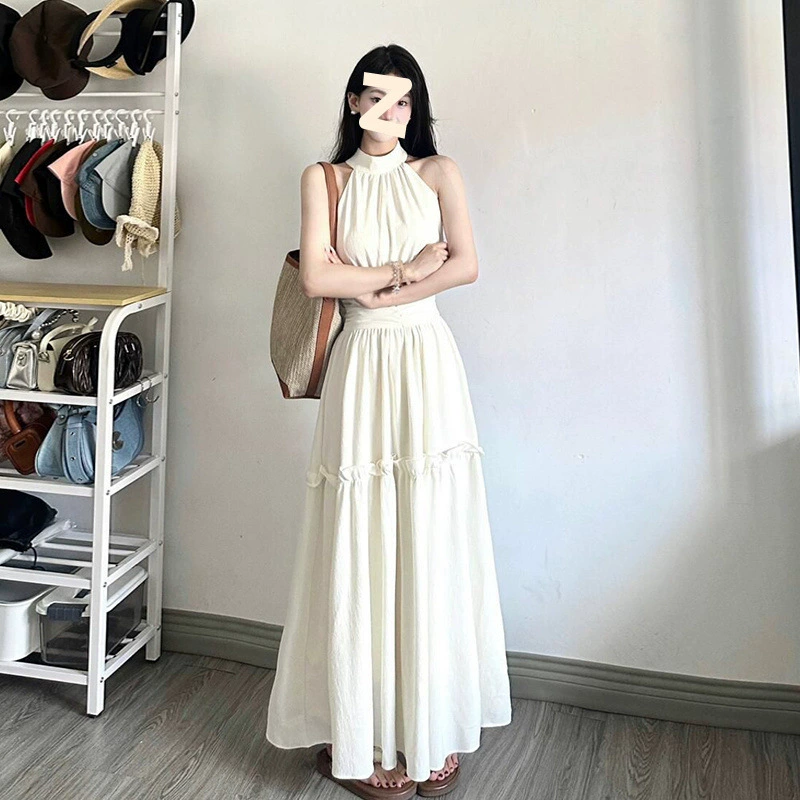 Белое платье-халтер без рукавов в стиле морского курорта для женщин, летний дизайн 2025 года, с эффектом стройности талии и длинной юбкой