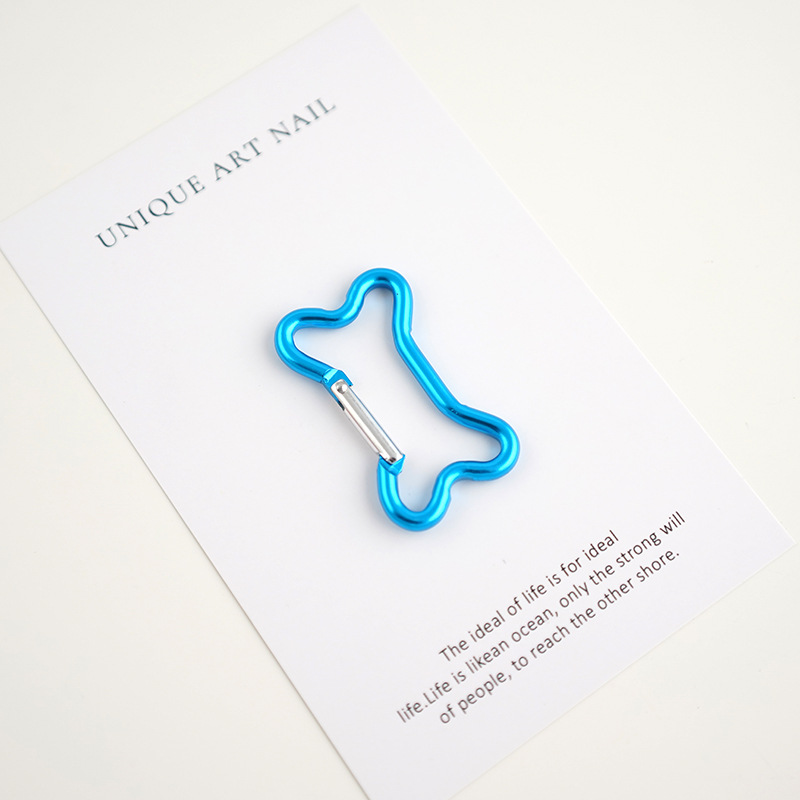 バックパックにフックを掛けて登山ボタンを掛けます。