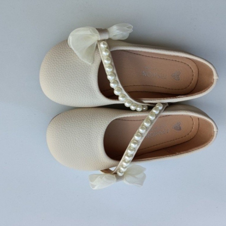 Zapatos de cuero de perlas de niñas 2026 primavera y otoño nuevos zapatos de princesa de moda para niños zapatos de sol suave para niñas