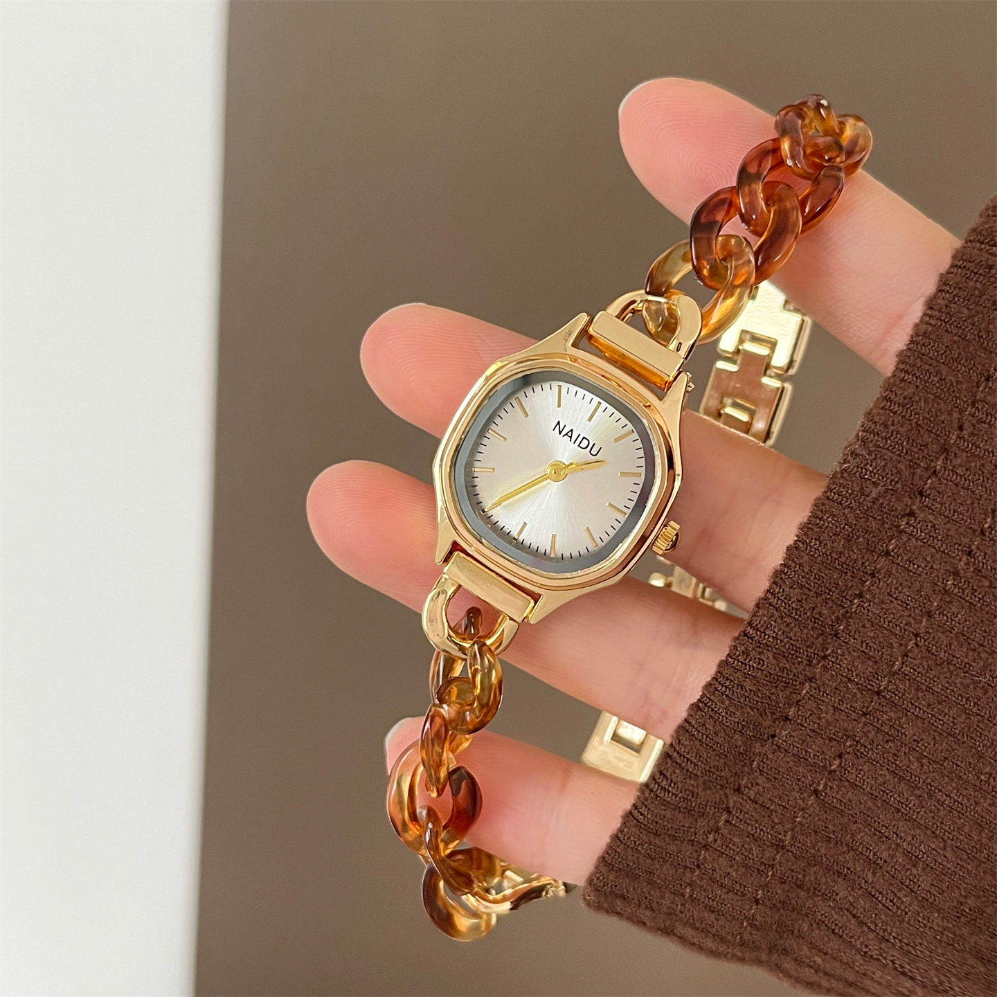 Naidu Light Luxury Retro Watch for Women, Chain Style, Artistic Niche, High-End, Exquisite, Simple, Student Fashion, Ins Style