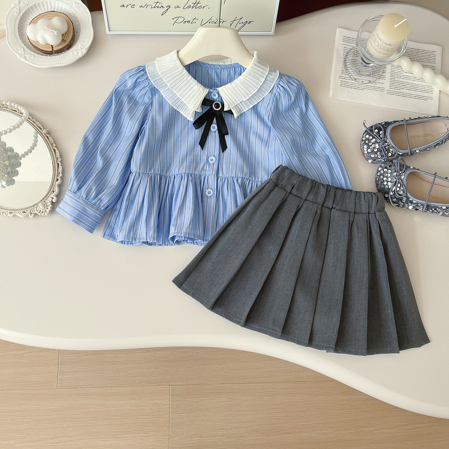 Mädchen Set Aus Gestreiftem Hemd Und Faltenrock Im College Stil_voghion.com