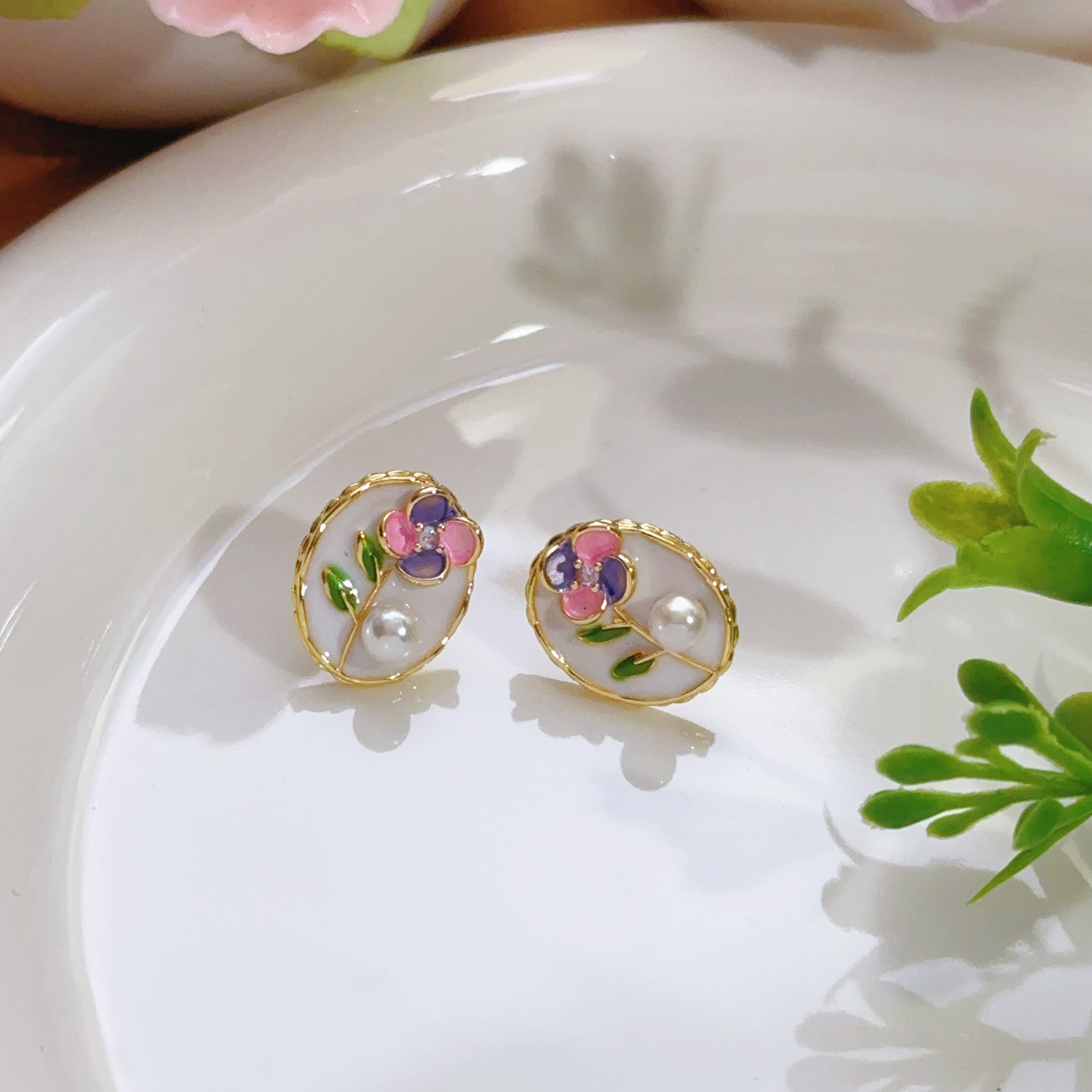 Pendientes de perlas Zhuji, temperamento blanco francés, pendientes antiguos, desplazamientos diarios, lujo ligero, joyería de orejas de alta gama al por mayor