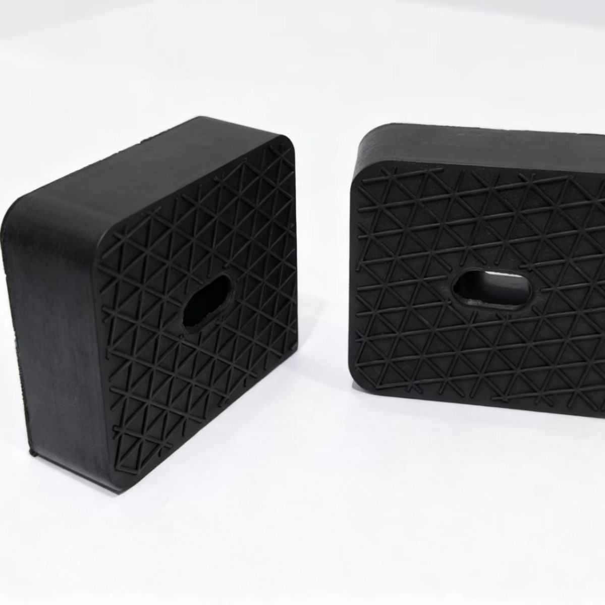 黑色方形橡胶缓冲块带孔橡胶垫块工业用减震橡胶配件橡胶制品