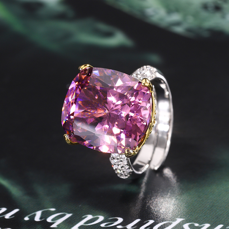 2024 Zhuang Shengsheng Joyas Fondo de cobre chapado en oro Moda europea y americana Simulación Corindón Fat Fang Ring Mujer 14*16