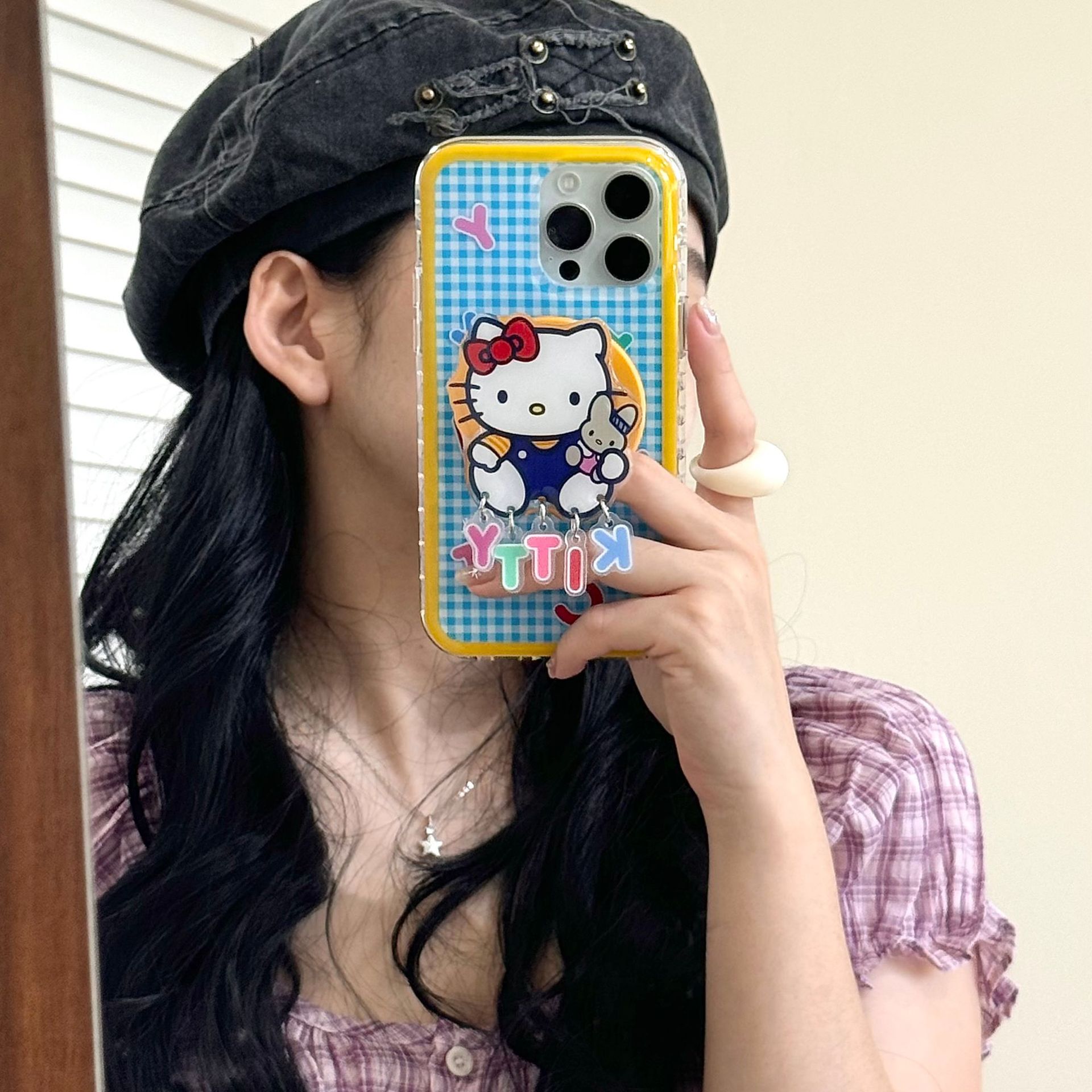 Lindo patrón de cuadros azul y amarillo Inglés KT gato para Apple 15ProMax funda para teléfono móvil 16Pro dibujos animados 14/13 nuevo 16