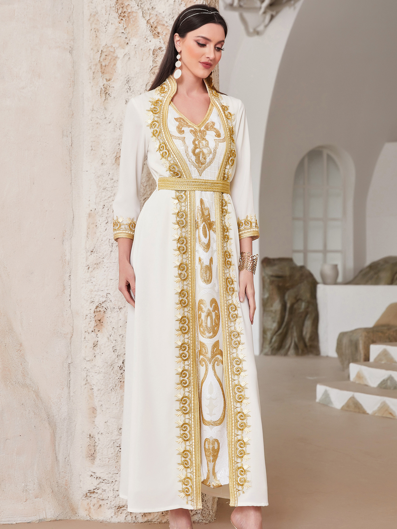 Robe musulmane arabe élégante avec dentelle dorée et sequins_voghion.com