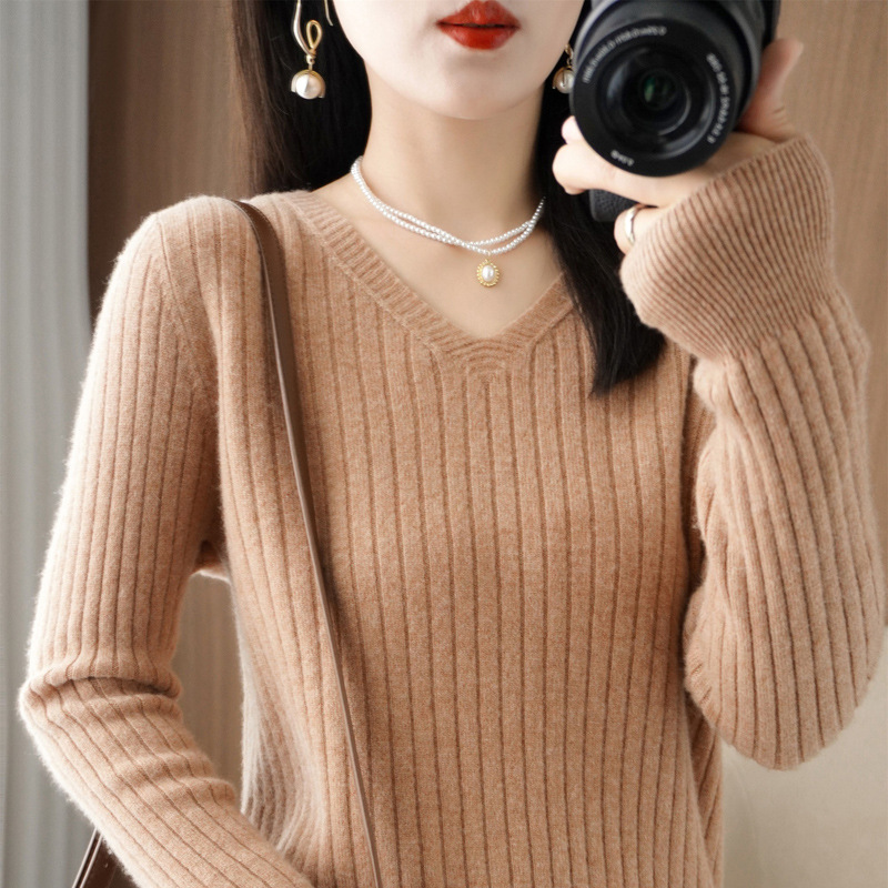 新しいニットの女性のプルオーバーvネックのセーターの長袖の短いタイプは純色の底のシャツの洋風の中で上着を掛けます。|undefined
