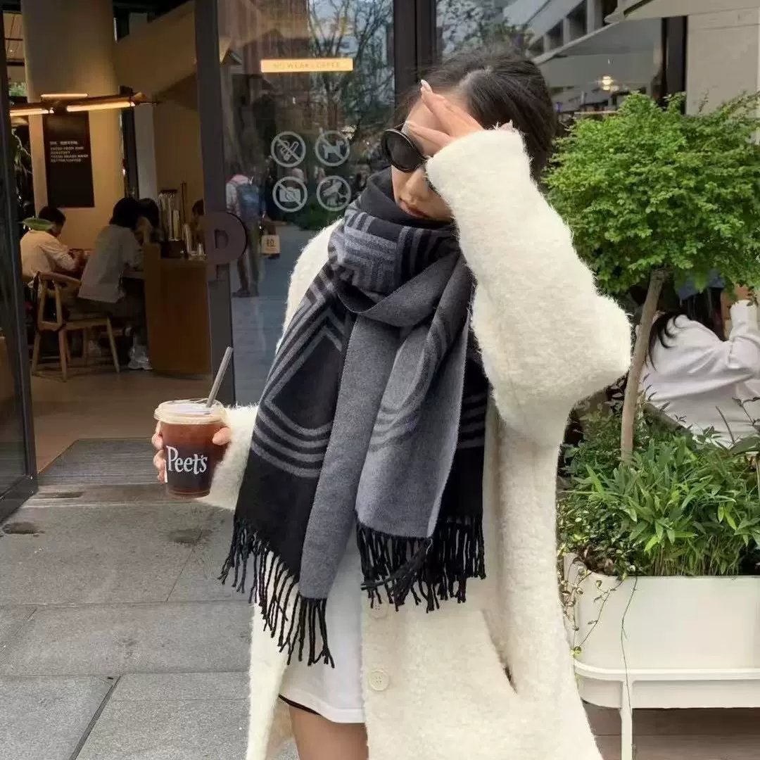 2025年新款字母披肩高级羊毛混纺围巾双面仿羊绒经典爆款流苏围脖