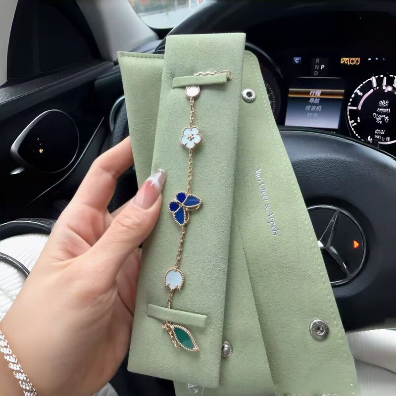 V Gold Lucky Butterfly Set Four-Leaf Clover Bracelet for Women, Light Luxury Mother-Of-Pearl Green Leaf Stackable High-End Niche Design Bracelet