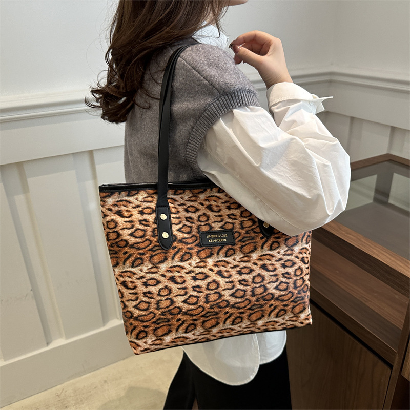 Alta textura leopardo bolso grande 2024 nuevo estilo bolso de moda estilo extranjero hombro de gran capacidad bolso de viaje para mujeres