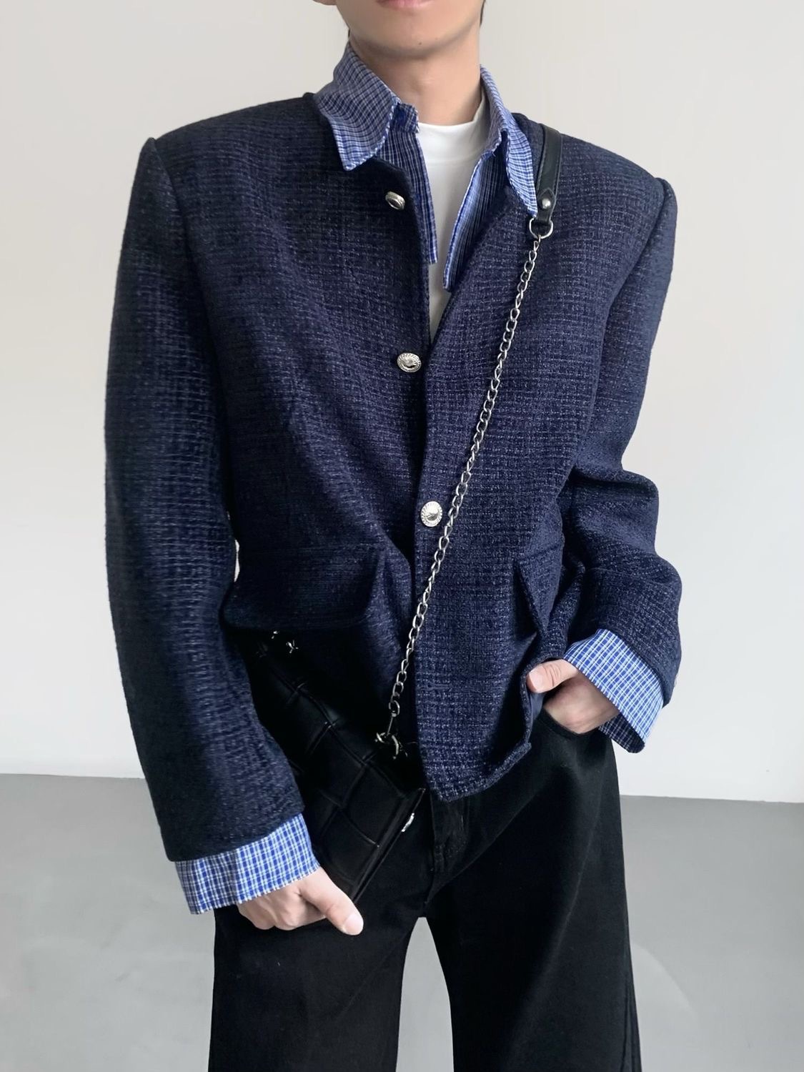Veste patchwork idéale pour le printemps et l'automne, à porter avec une petite veste bleue parfumée à simple boutonnage._voghion.com