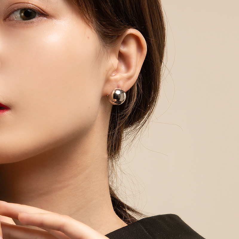 Simple bola oreja hebilla personalidad femenina de la moda S925 aguja de plata ins nicho diseño pendientes hip hop punk pendientes moda