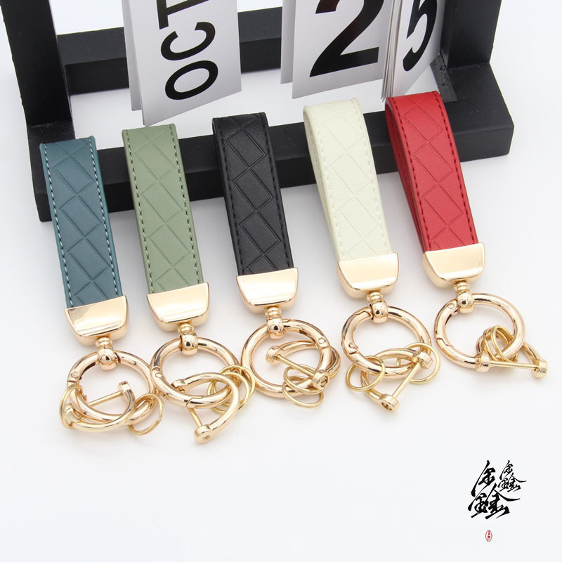 Car Keychain Couple's Embossed Diamond-Shaped Leather Strap Bag Keychain Pendant Small Gift Keychain for Men and Women