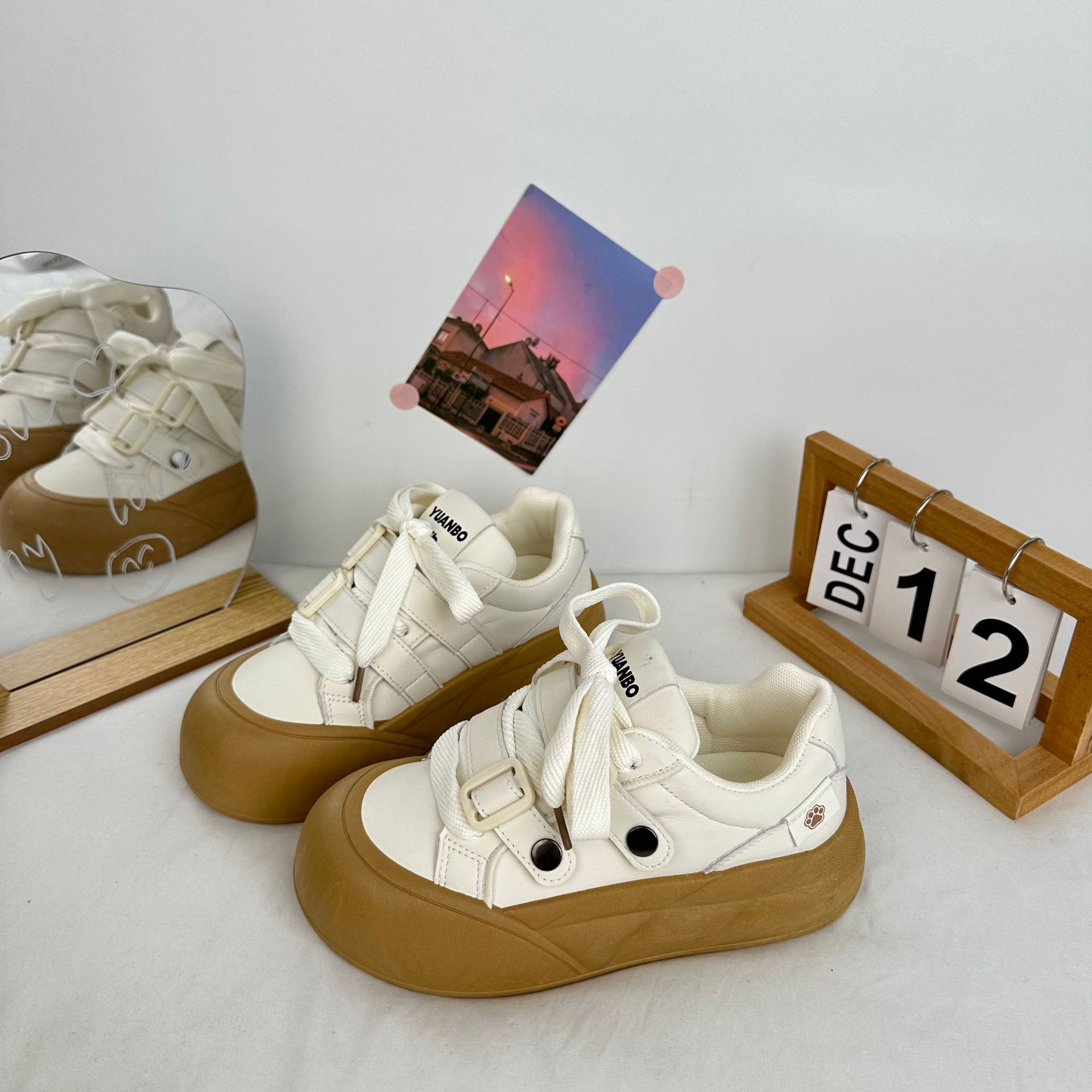 Yuanbo2024 otoño estudiantes nuevos zapatos de lona de suela gruesa para mujeres coreanas de altura universal zapatos de skate pequeños zapatos blancos