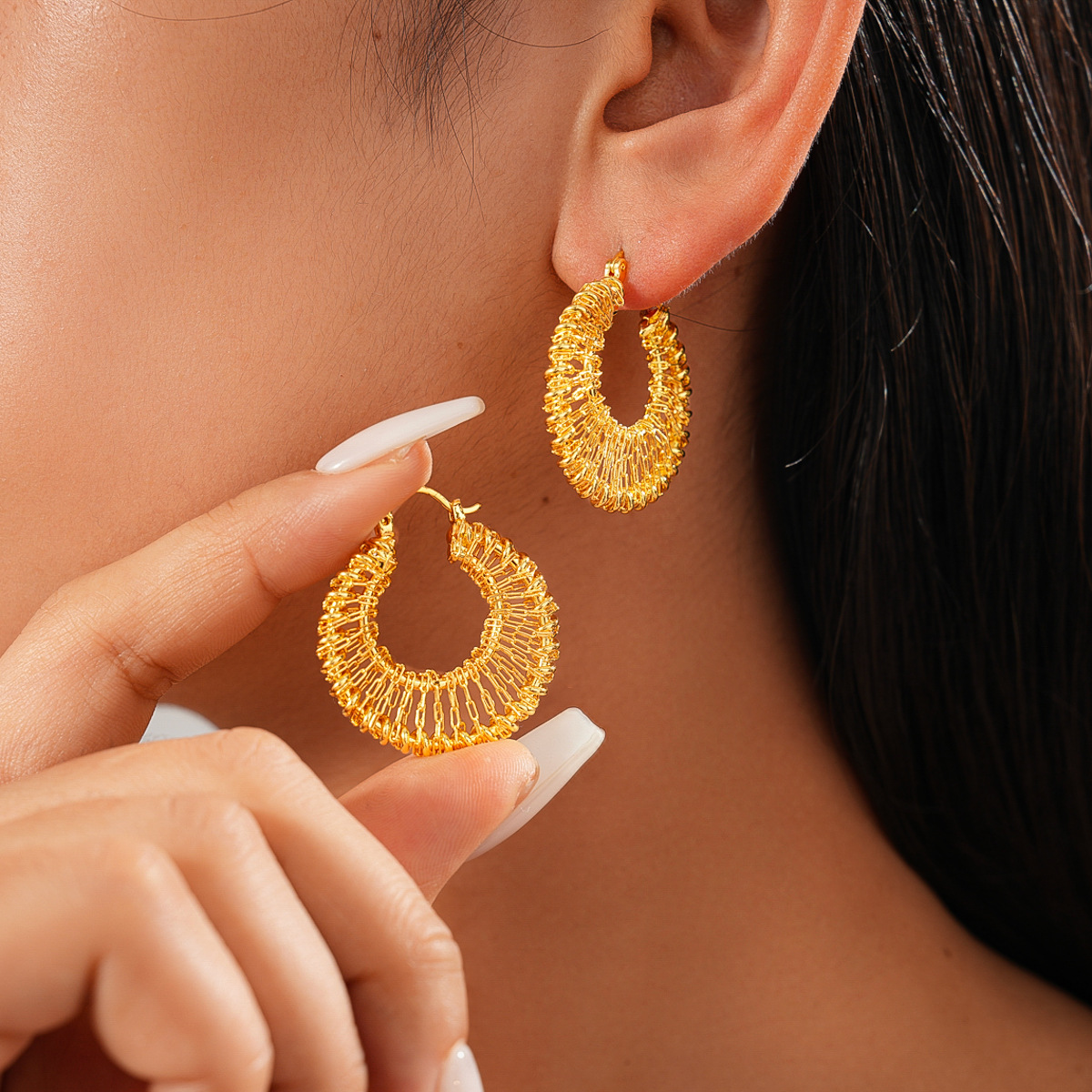 18k oro galvanizado metal europeo y americano hueco redondo trenzado perfiles retro transfronterizos de alta calidad nicho pendientes
