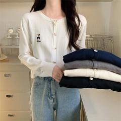 春と秋の短いコートの新商品の中にニットの上着を掛けます。