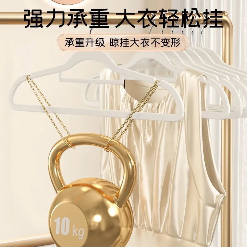 植毛ハンガー整理師は家庭用クローゼットを支えて、服を掛けています。|undefined