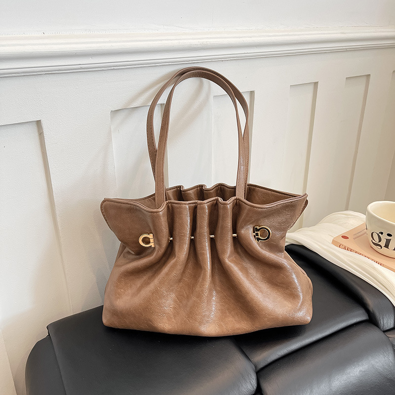 Trendy and stylish women's handbag, elegant and chic tote bag, high-end crossbody cloud bag, women's commuter pleated shoulder bag, versatile Trendy and stylish women's handbag, elegant and chic tote bag, high-end crossbody cloud bag, women's commuter pleated shoulder bag, versatile