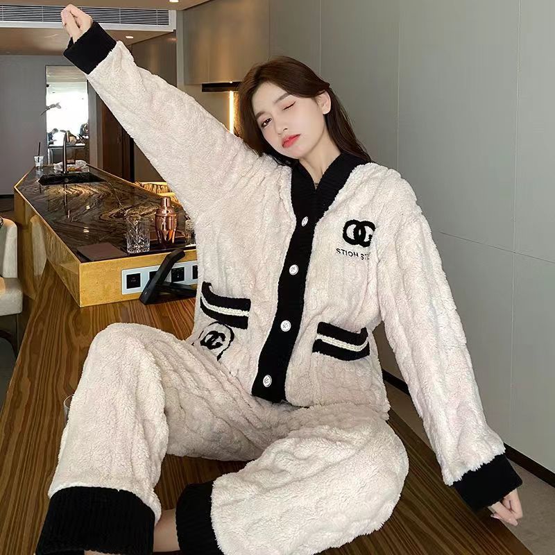 2025 nuevo pijama de franela de otoño e invierno, cárdigan de manga larga bordado para mujer más camisón de terciopelo de coral grueso que se puede usar afuera