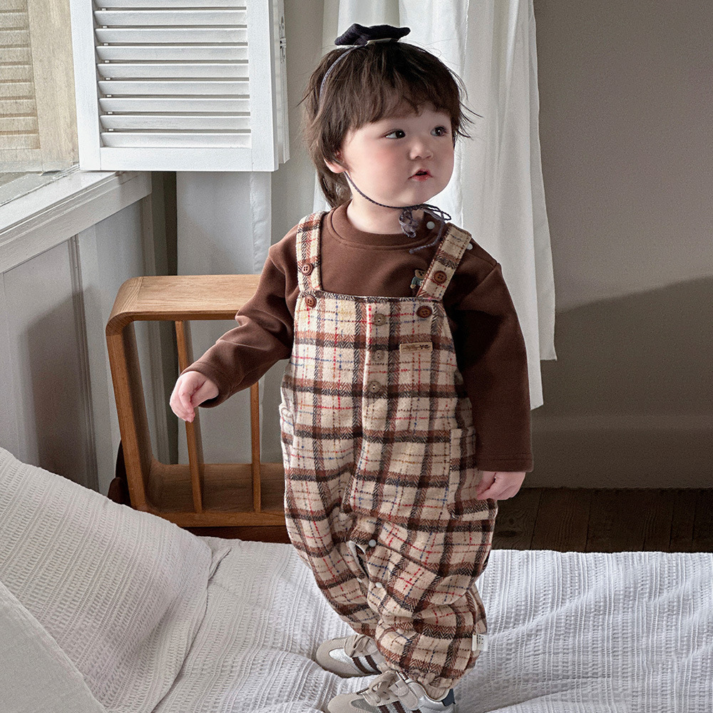 2024 invierno nuevo bebé Maillard plaid traje de estilo occidental engrosado, cálido y cómodo mono suave traje de dos piezas