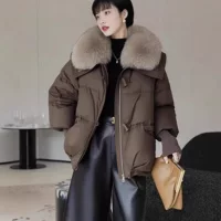 Женское короткое пуховое хлопковое пальто с большим меховым воротником, новая утолщенная зимняя куртка-пуховик, верхняя одежда в корейском стиле.