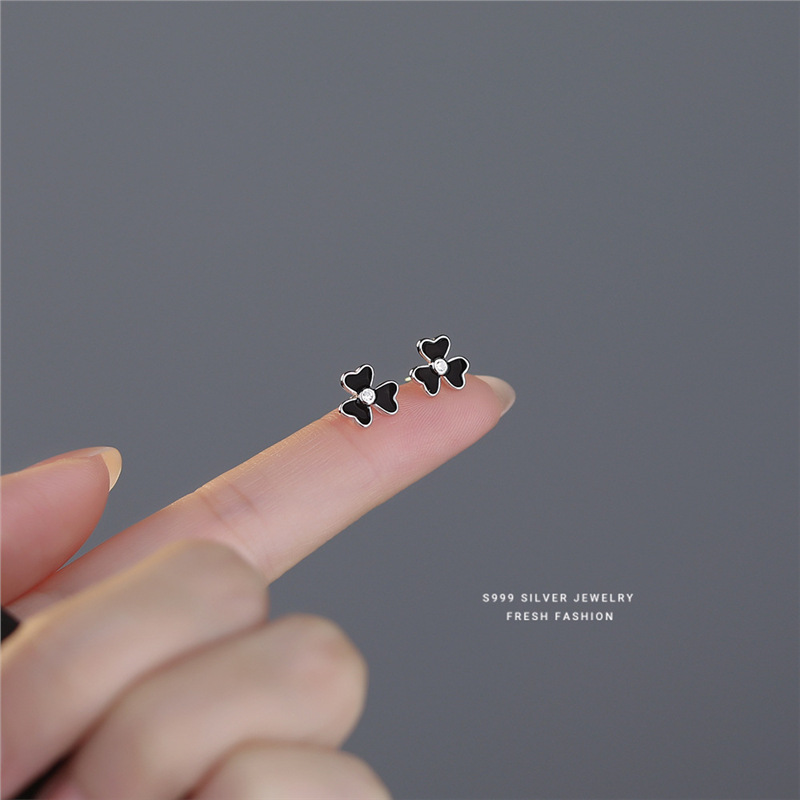 Clover Stud Earrings In Pure Silver For Men And Women_voghion.com