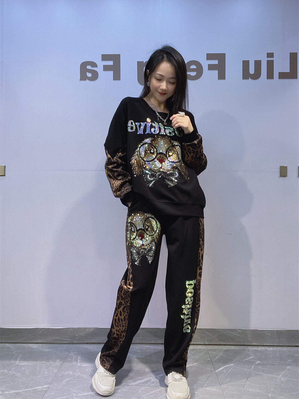 Europa y Estados Unidos trajes de mujer transfronterizos cuello redondo chaqueta de manga larga suéter de ocio conjunto deportivo femenino estampado de leopardo empalme grande dos piezas conjunto