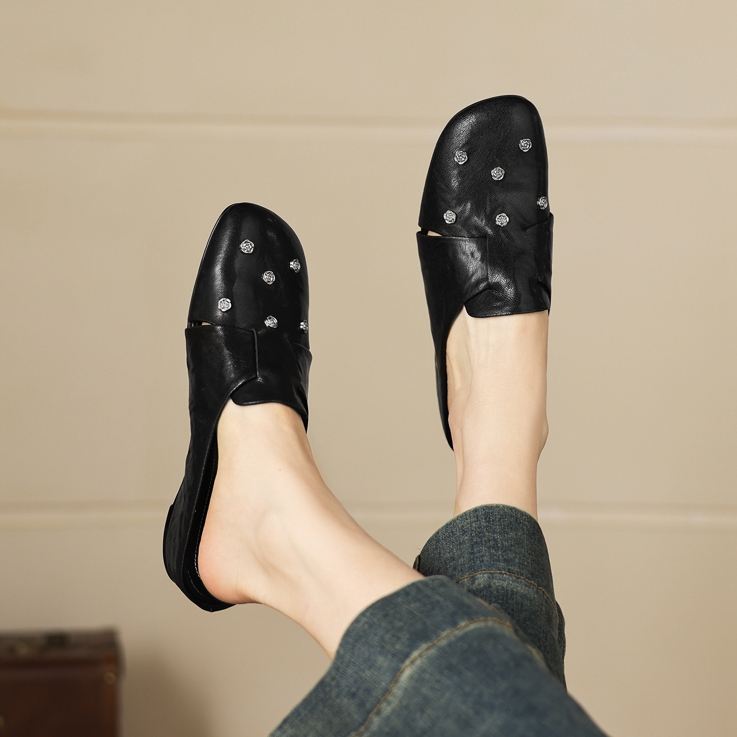 Dép sandal nữ quai chữ V mũi hoa bọc đầu, gót thấp 4 cm, da cừu thời trang — đen