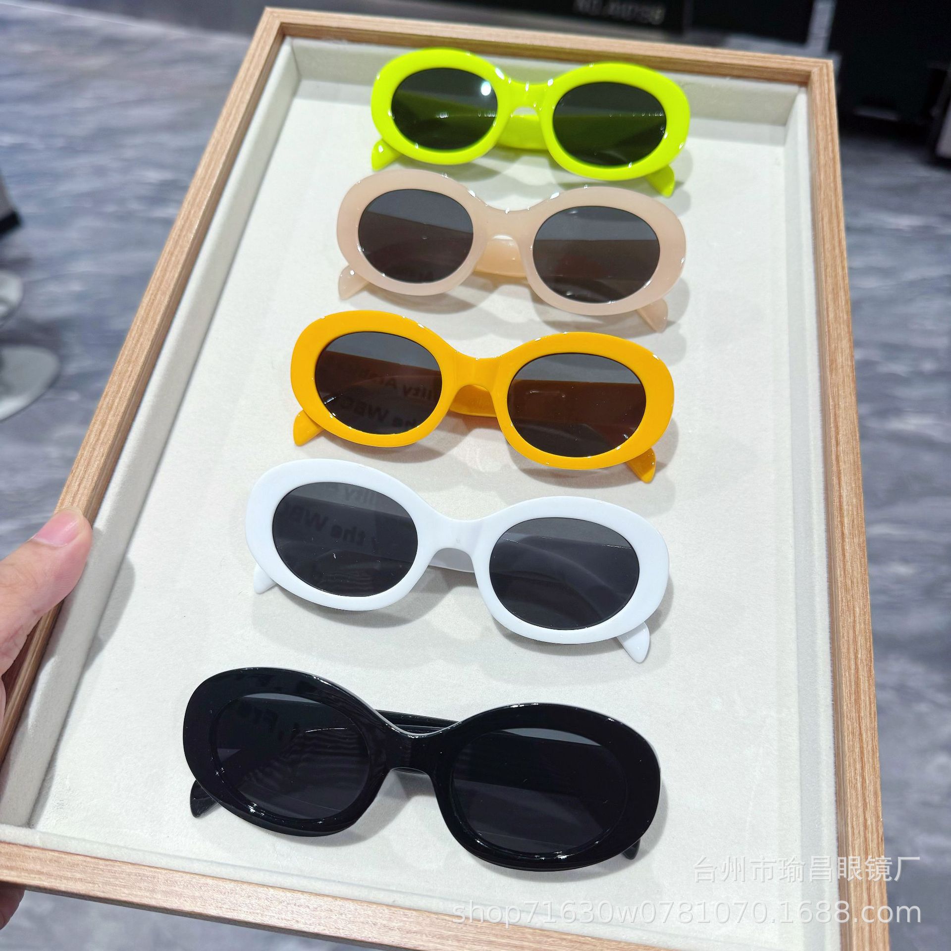 Y2K-style children's sunglasses, available in multiple colors, trendy and popular among young children, perfect for photoshoots and creating stylish looks, with UV protection, 2026