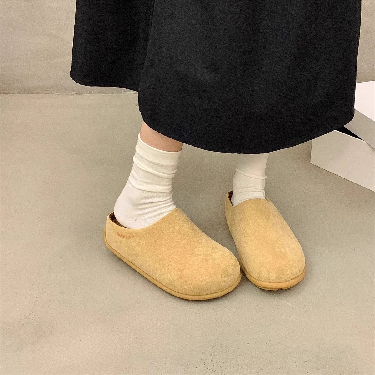 Толстая подошва маленькая картофельная булочка носит тапочки Birken женский 2024 весна и осень новый дикий уродливый дом каштановые тапочки