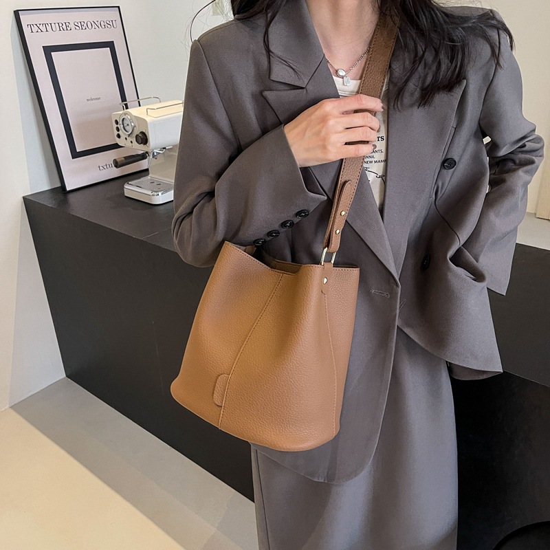 Commuter todo partido bolsa de color sólido para las mujeres 2024 nueva moda retro cubo bolsa nicho de alta calidad bolso de hombro ocasional