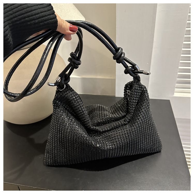Diseño de nicho de moda fresca bolso dulce bolso de mujer 2024 Invierno nuevo todo-fósforo diamante bolso bandolera