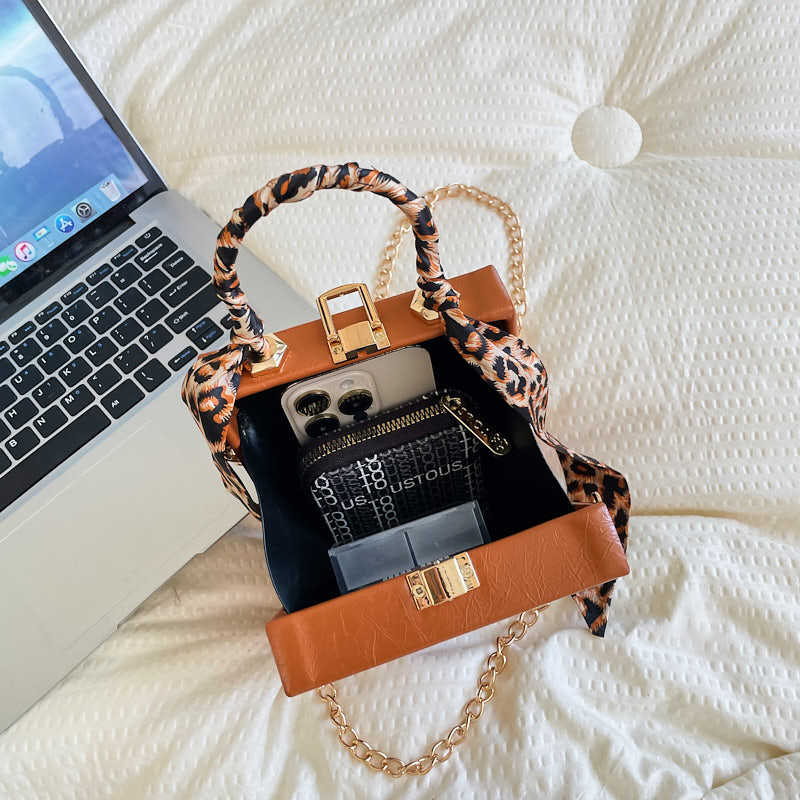 クロスボーダーニッチホットガールクロスボディバッグ女性のための 2025 新しいインターネット有名人の美容ボックスバッグストリートトレンド垂直携帯電話バッグ