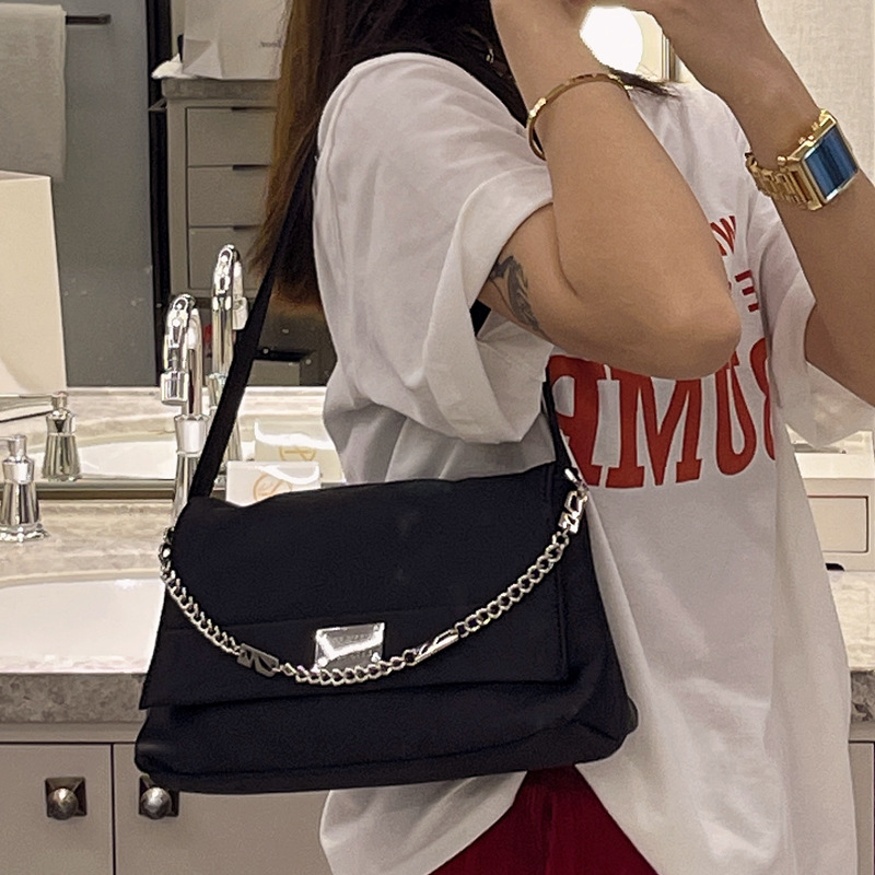 Small design chain vagrant for female 2024 new large capacity single shoulder commuter Messenger bag_voghion.com
