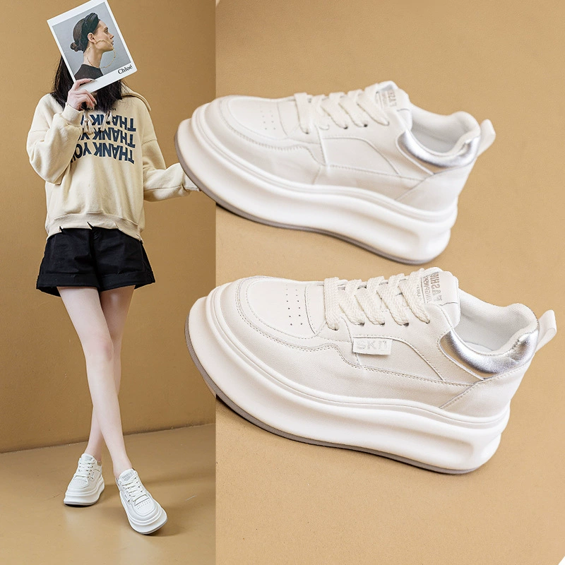 Новые женские кроссовки на танкетке в корейском стиле, весна 2025, увеличивающие рост, белые, повседневные, на толстой подошве, удобные, модные, трендовые, для студентов