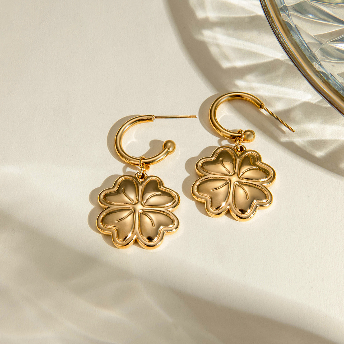 Europa y los Estados Unidos transfronterizos INS estilo de moda de alto nivel 18k amor de acero inoxidable pendientes de cuatro hojas joyas de orejas al por mayor para mujeres